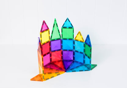 Connetix speelgoed kasteel creatie met magnetische tegels in regenboogkleuren op witte achtergrond