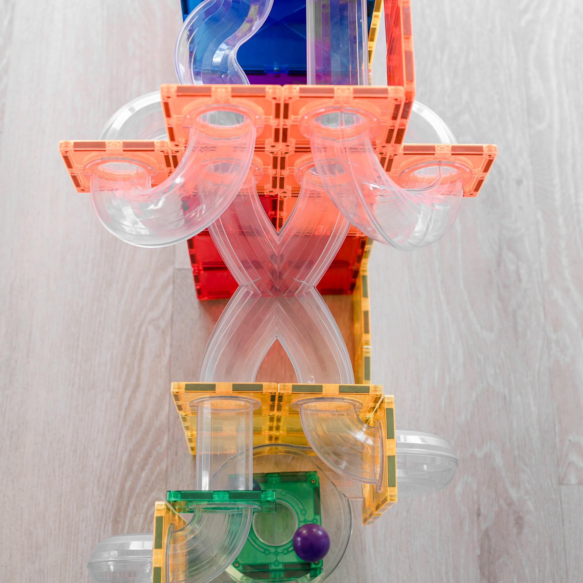 Connetix speelgoed knikkerbaan constructie met kleurrijke magneet tegels en paarse knikker