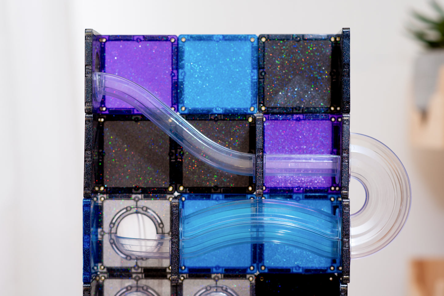 Connetix speelgoed knikkerbaan met glitter tegels en transparante glijbanen in galaxy kleuren