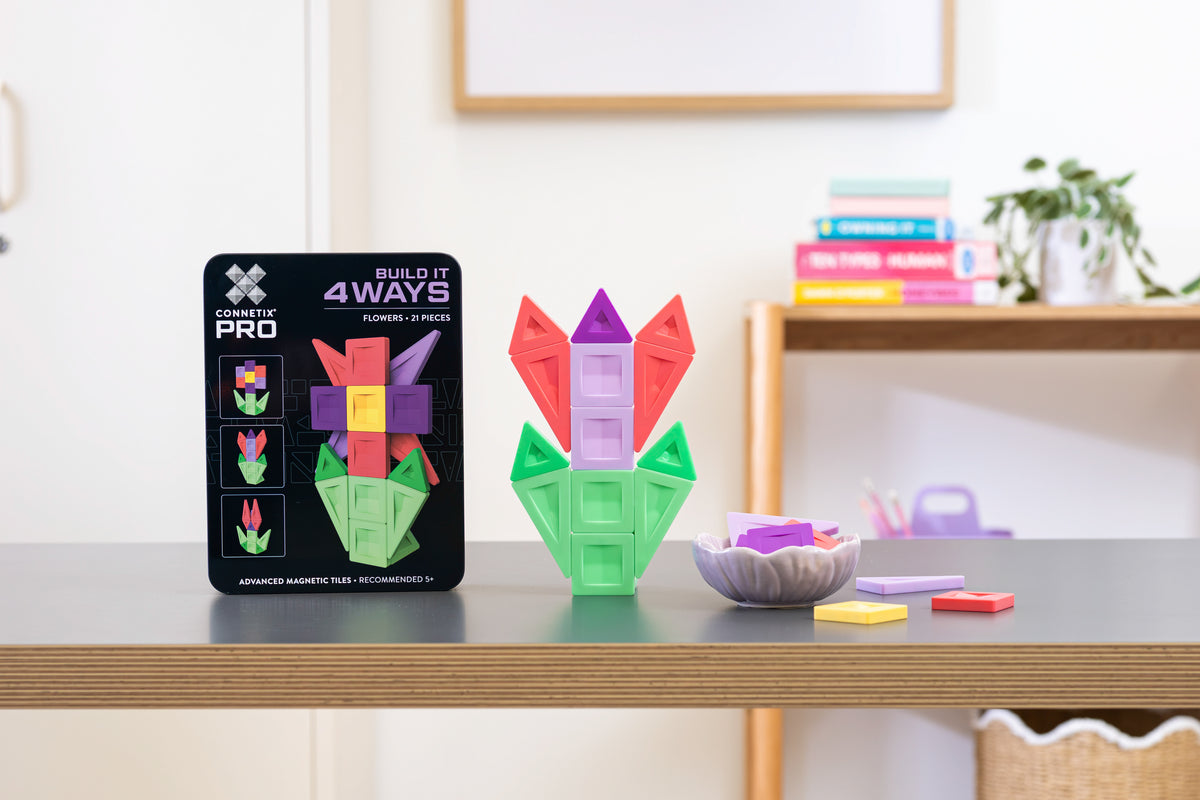 Connetix PRO Flowers Pack display met tulp vormige magnetische bloem in roze, paars en groen kleuren