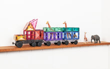 Connetix Pastel magneet speelgoed trein met giraffes en olifant op houten plank witte achtergrond