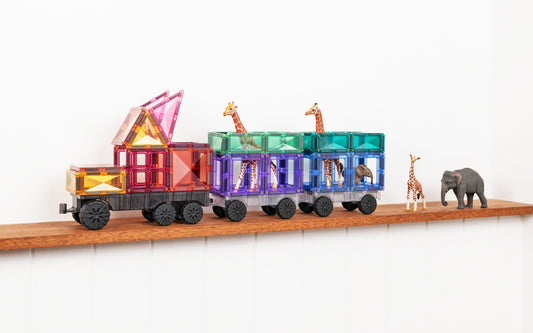 Connetix Pastel magneet speelgoed trein met giraffes en olifant op houten plank witte achtergrond