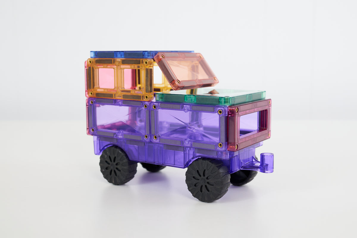 Connetix speelgoed vrachtwagen detail met paarse chassis en kleurrijke transparante magnetische tegels