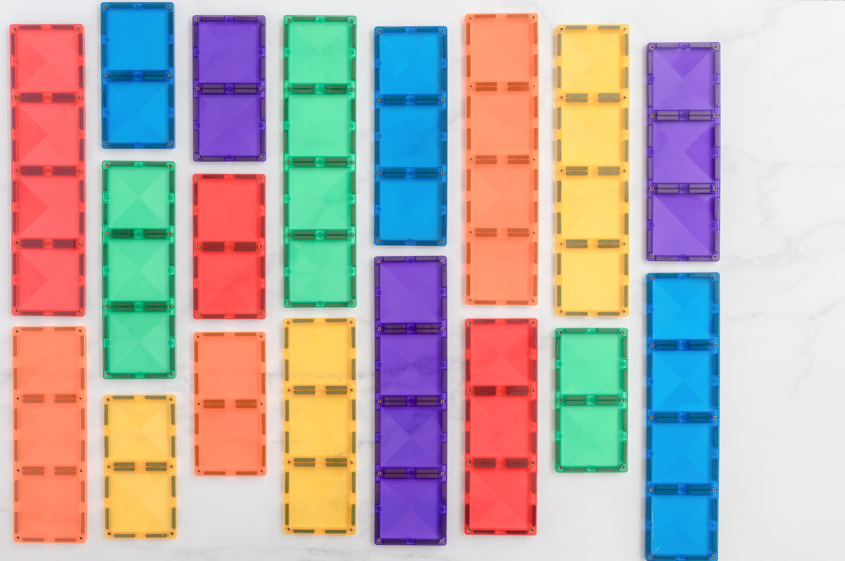 Connetix tiles collectie, 18 magnetische rechthoek tegels in regenboogkleuren gerangschikt op witte ondergrond