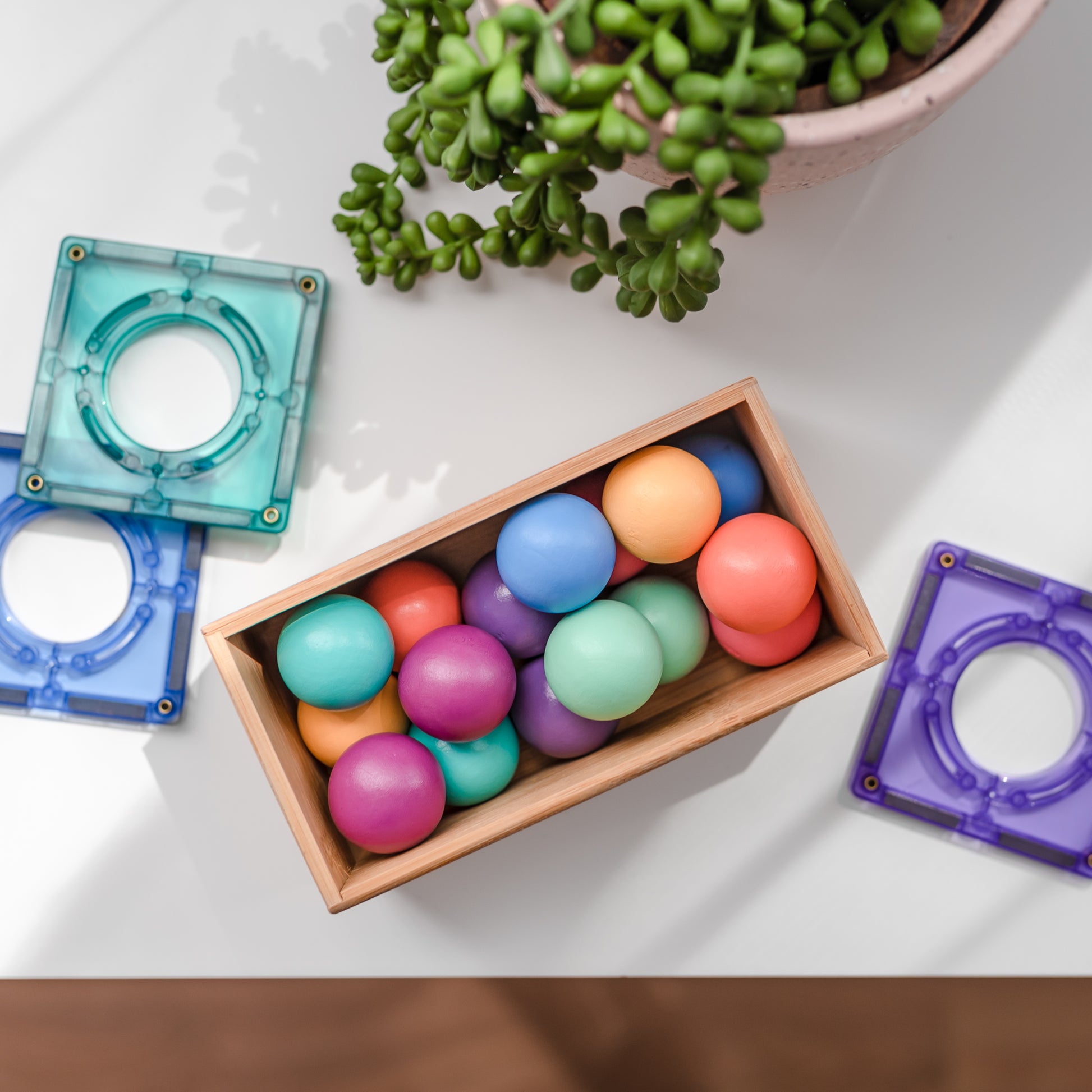 Connetix tiles ball run pastel met 16 houten knikkers en magneten speelgoed, bovenaanzicht styling