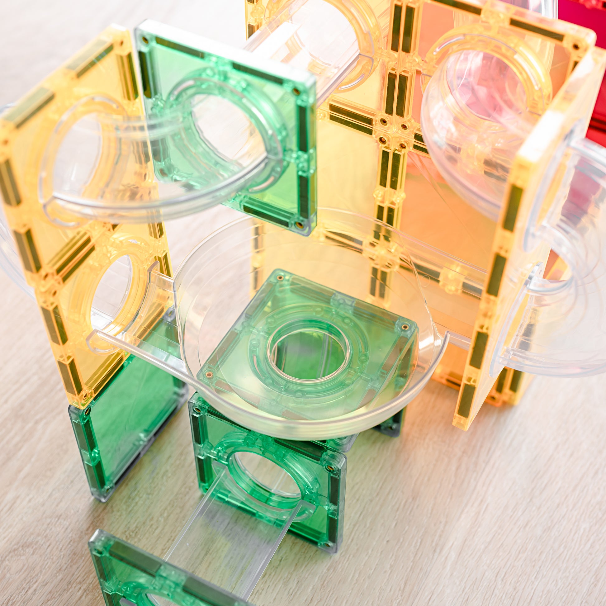 Bovenaanzicht Connetix magnetische bouwstenen met transparante banen voor magneten speelgoed