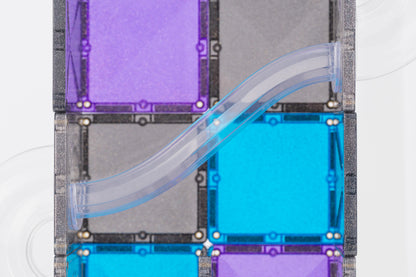 Connetix tiles bovenaanzicht met transparante knikkerbaan elementen in paarse en blauwe kleuren