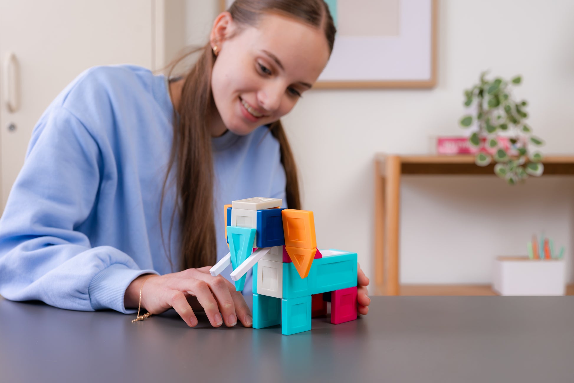 Connetix tiles dieren bouwen close-up met gevorderde bouwer aan speeltafel met PRO tegels