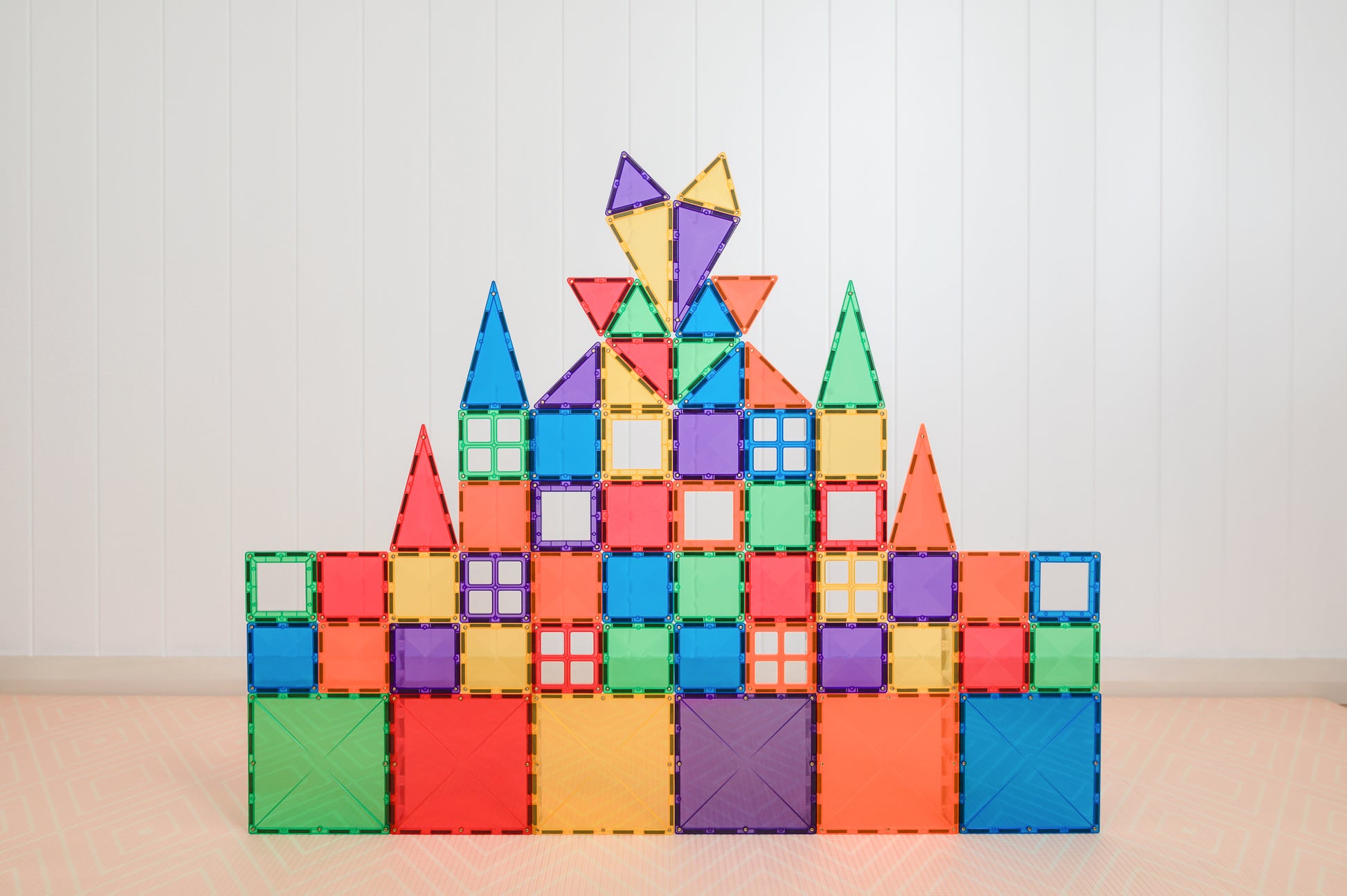 Kleurrijk kasteel gebouwd met Connetix Rainbow Starter Pack 60pc – creatief magnetisch speelgoed