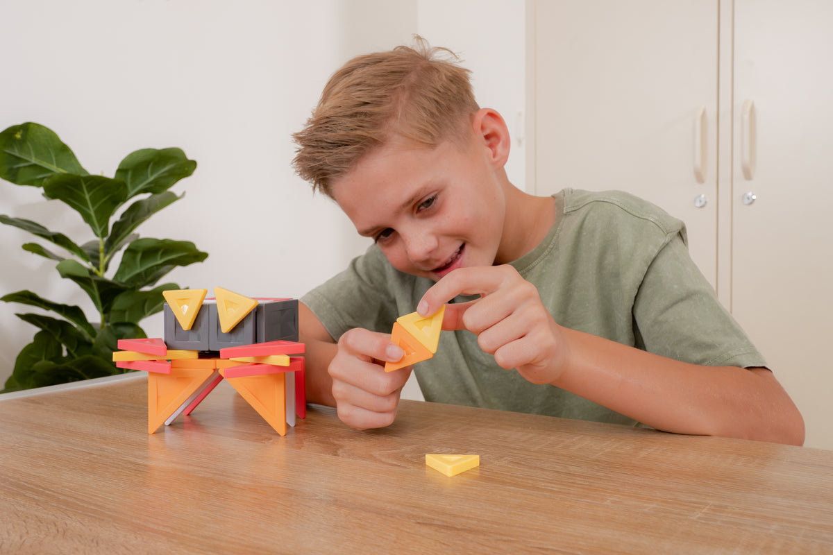 Connetix tiles kind bouwt creatief met kleurrijke magneet tegels bouwspeelgoed vanaf 8 jaar