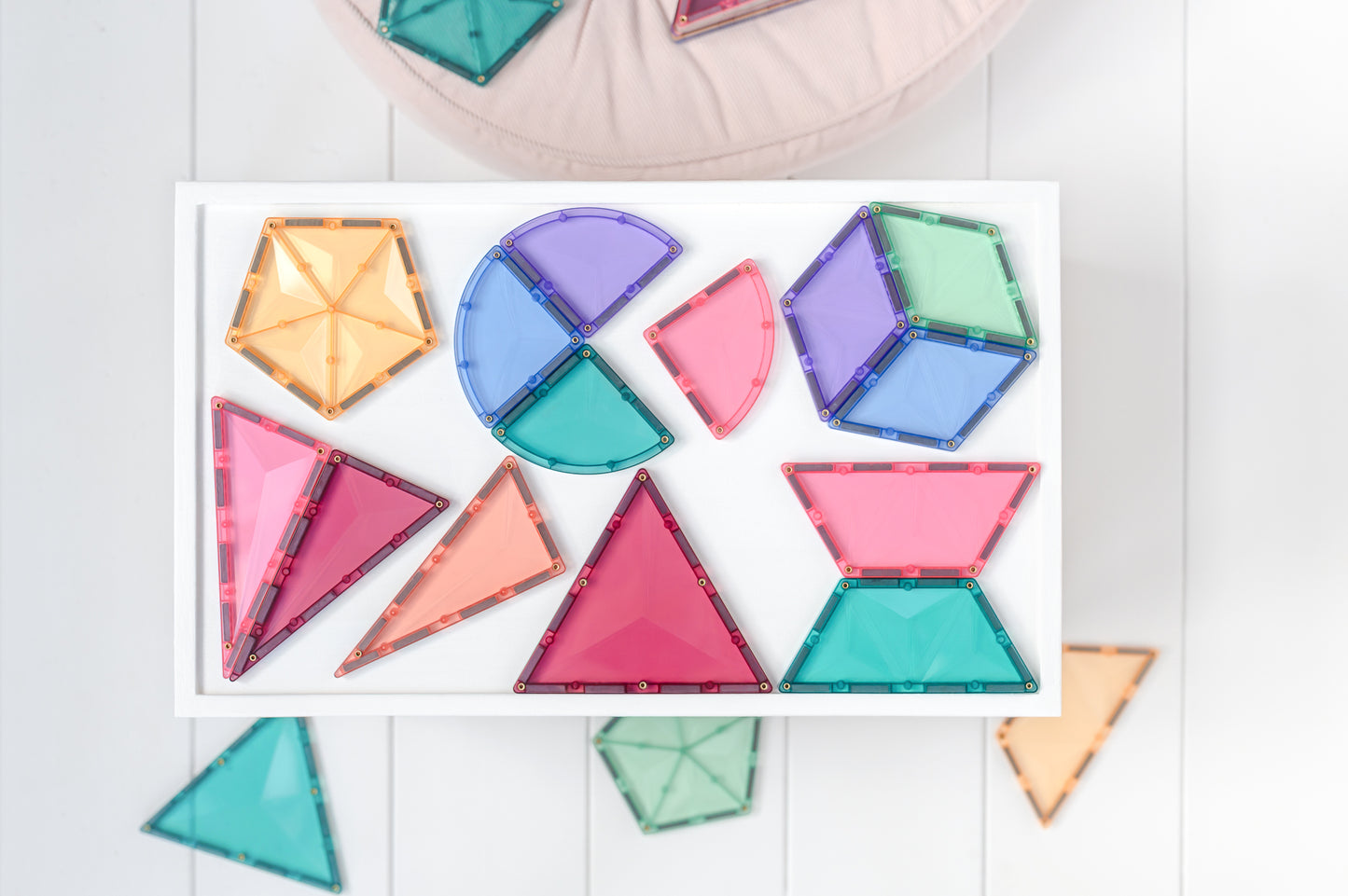 Bovenaanzicht Connetix Pastel Shape Expansion Pack 48pc magneten speelgoed op wit dienblad diverse vormen