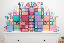 Connetix magnetische tegels kasteel gebouwd in pastelkleuren roze blauw groen paars op wit dressoir