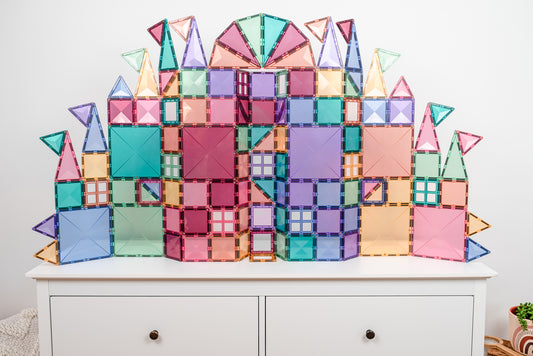 Connetix magnetische tegels kasteel gebouwd in pastelkleuren roze blauw groen paars op wit dressoir