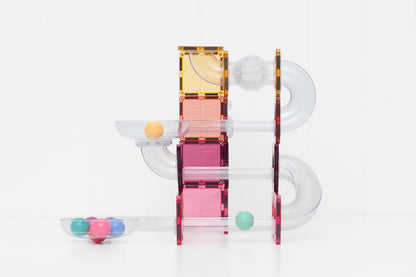 Connetix tiles pastel knikkerbaan toren detailfoto met gele roze magnetische vierkante tegels knikkers