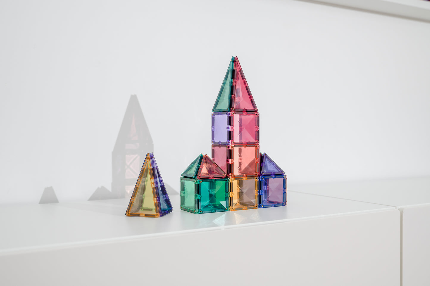 Connetix tiles raket vooraanzicht klein bouwwerk met pastelkleurige magnetische vierkanten driehoeken