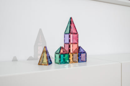Connetix tiles raket vooraanzicht klein bouwwerk met pastelkleurige magnetische vierkanten driehoeken