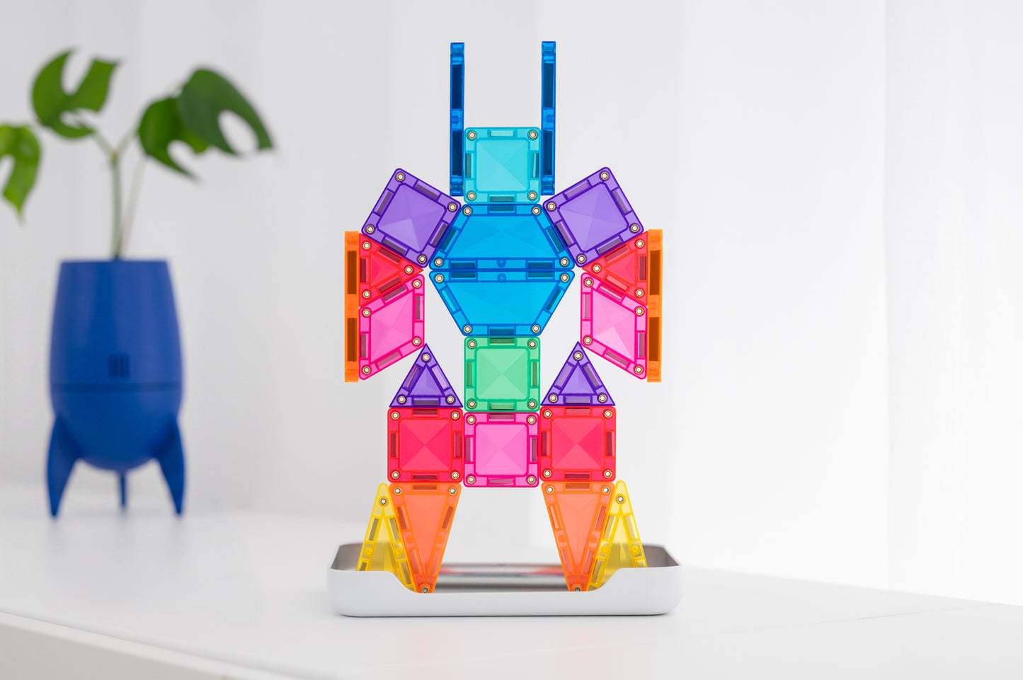Connetix travel mini pack robot figuur gebouwd met kleurrijke magnetische tegels op tafel