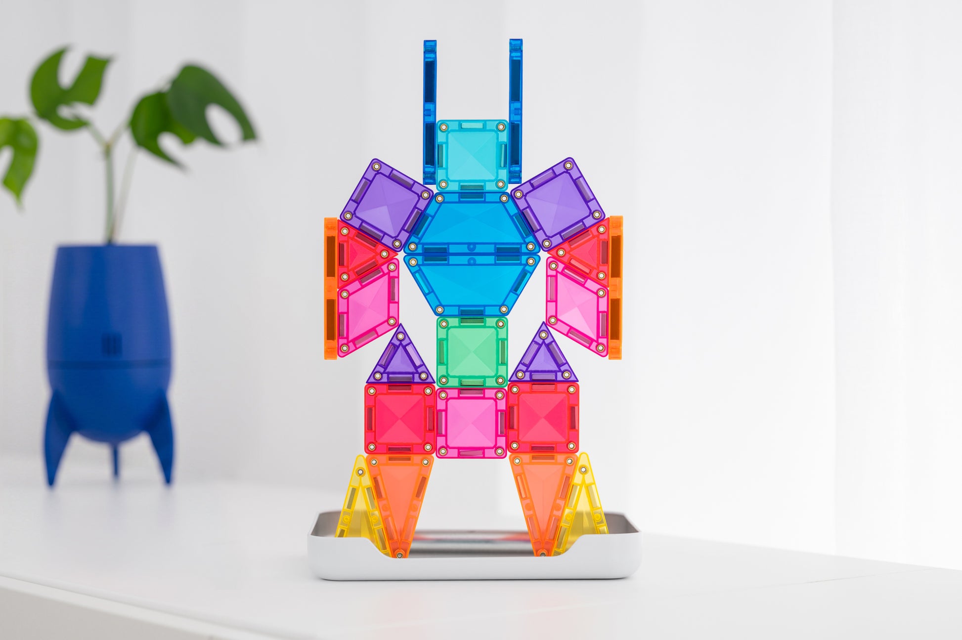 Connetix travel mini pack robot figuur gebouwd met kleurrijke magnetische tegels op tafel