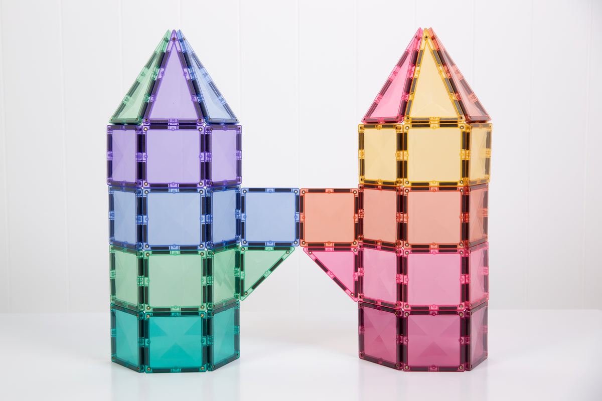 Twee torens gebouwd met Connetix tiles magnetisch speelgoed 3 jaar pastelkleuren transparant