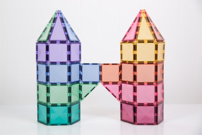 Twee torens gebouwd met Connetix tiles magnetisch speelgoed 3 jaar pastelkleuren transparant