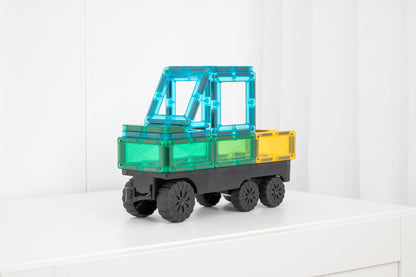 Connetix tiles vrachtwagen met blauwe, groene en gele magnetische tegels - detail foto witte achtergrond