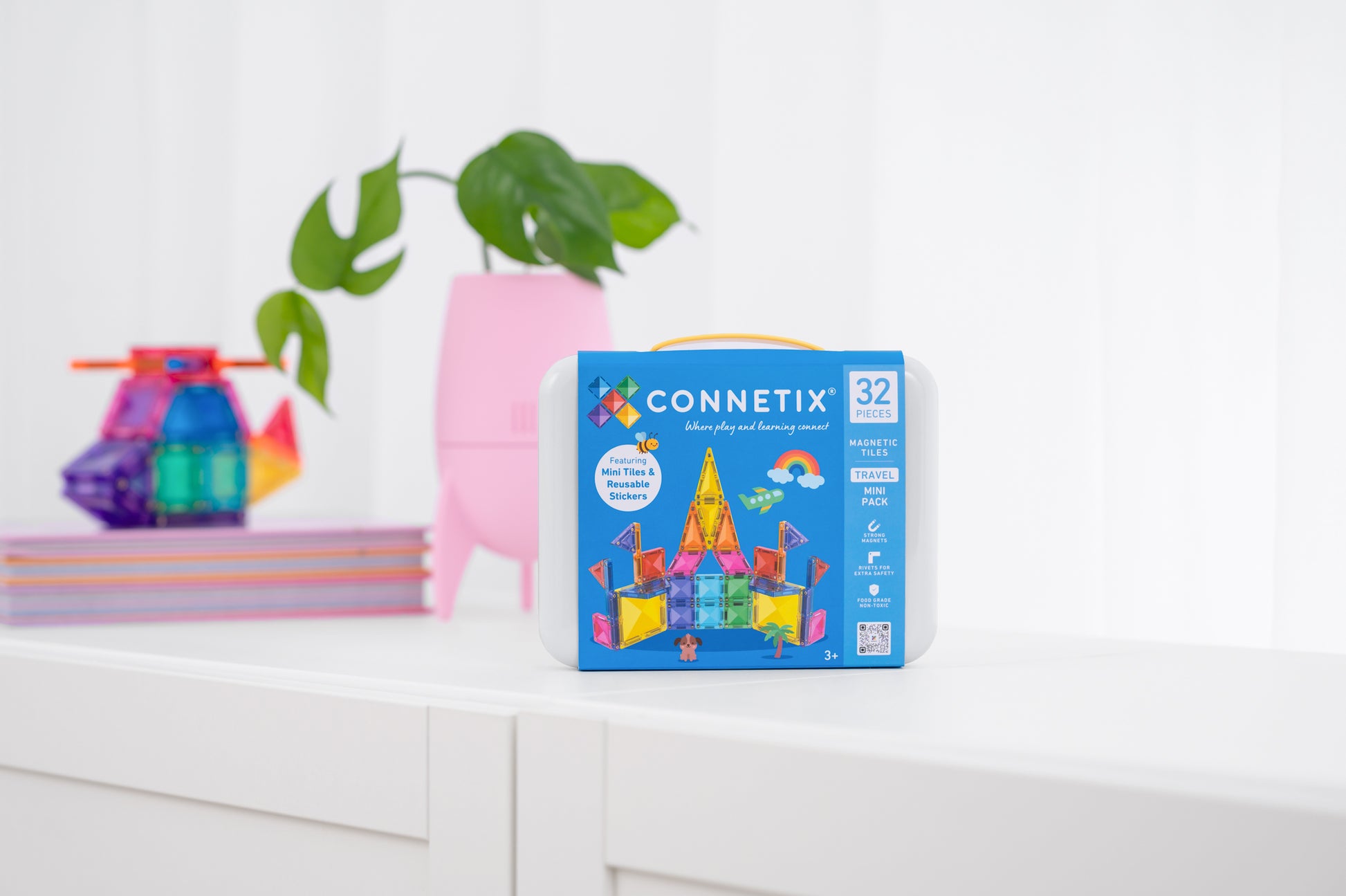 Connetix travel mini pack verpakking voorkant op tafel met speelgoed en planten op achtergrond