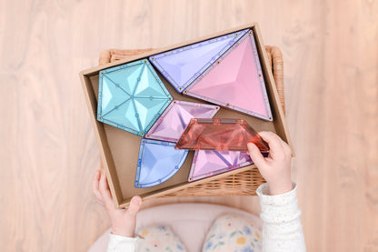 Kind opent doos Connetix Pastel Shape Expansion Pack 48pc met pastel magnetische tegels, uitbreiding