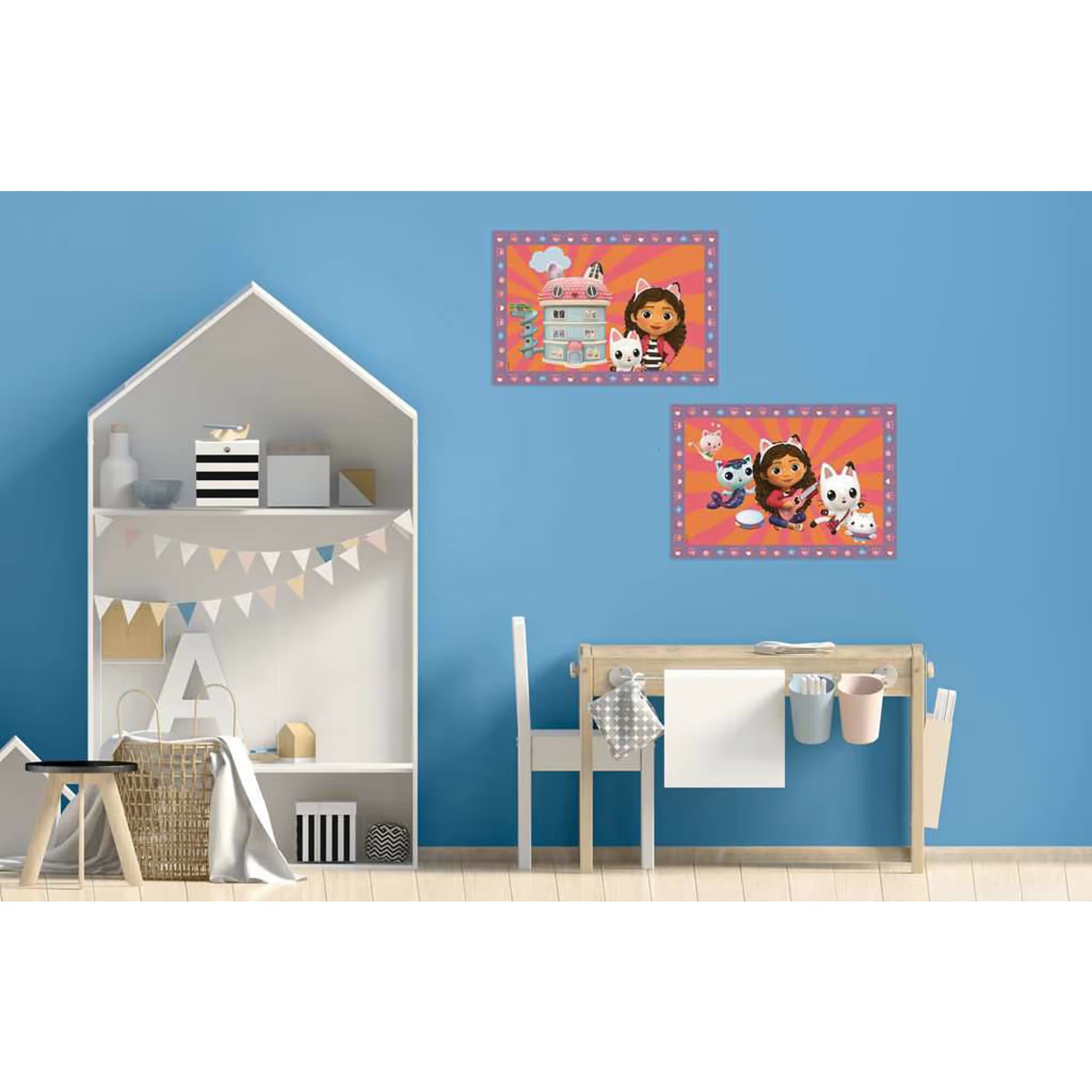 Twee voltooide schilderijen van Gabby’s Dollhouse uit Ravensburger CreArt set hangen aan muur, vrolijk knutsel idee voor kinderen.