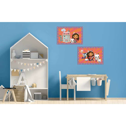 Twee voltooide schilderijen van Gabby’s Dollhouse uit Ravensburger CreArt set hangen aan muur, vrolijk knutsel idee voor kinderen.