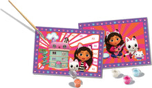 Twee schilderplaten van Gabby’s Dollhouse met verfpotjes en kwast uit Ravensburger CreArt set, creatief knutsel idee.