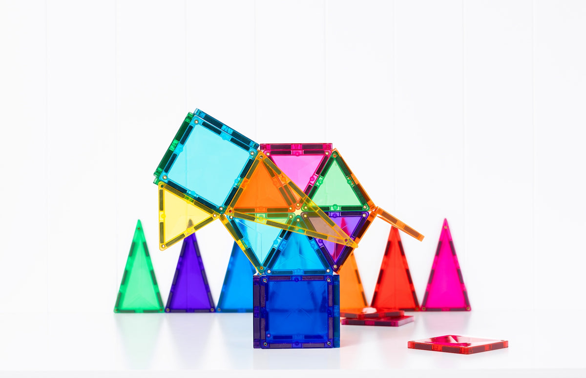 Creatief bouwwerk met Connetix tiles magneten speelgoed vierkanten en driehoeken in felle kleuren