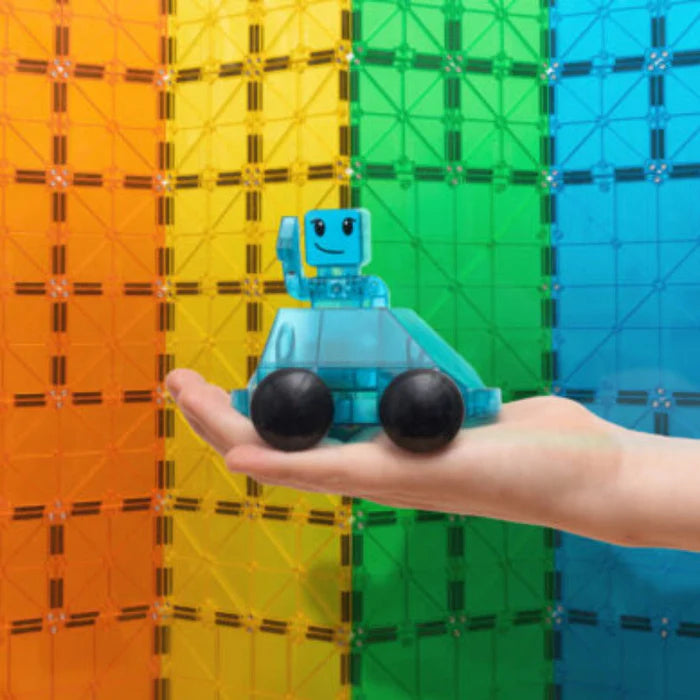Magnetic magna tiles dashers blauw autootje op hand met kleurrijke magnetische tegels achtergrond
