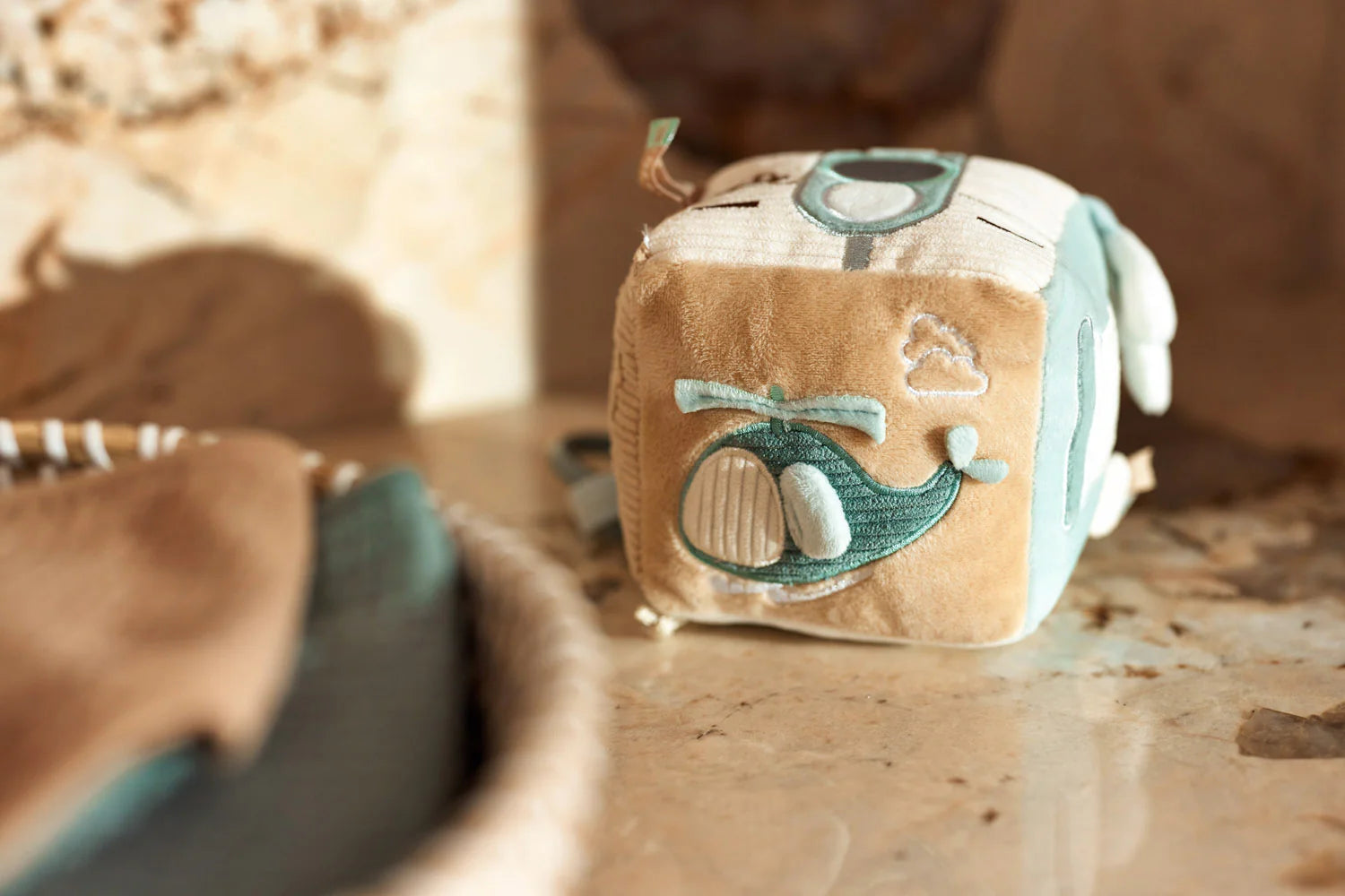 Speelgoed voor box: de Jollein activiteitenkubus met een helikopterprint is zacht als een knuffel en is leuk baby speelgoed.