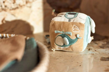 Speelgoed voor box: de Jollein activiteitenkubus met een helikopterprint is zacht als een knuffel en is leuk baby speelgoed.