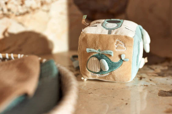 Speelgoed voor box: de Jollein activiteitenkubus met een helikopterprint is zacht als een knuffel en is leuk baby speelgoed.