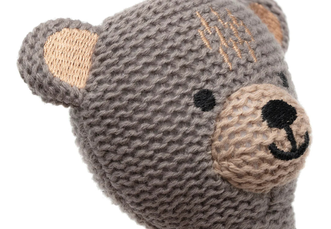 Detail van het gezichtje van de Jollein rammelaar Bear, een zacht en sensorisch baby cadeau.