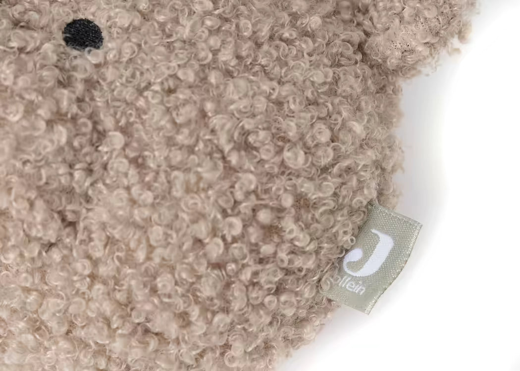 Close-up detail van Jollein muziekdoosje Teddy bear met label, zacht bouclé stof, perfect kraamcadeau.