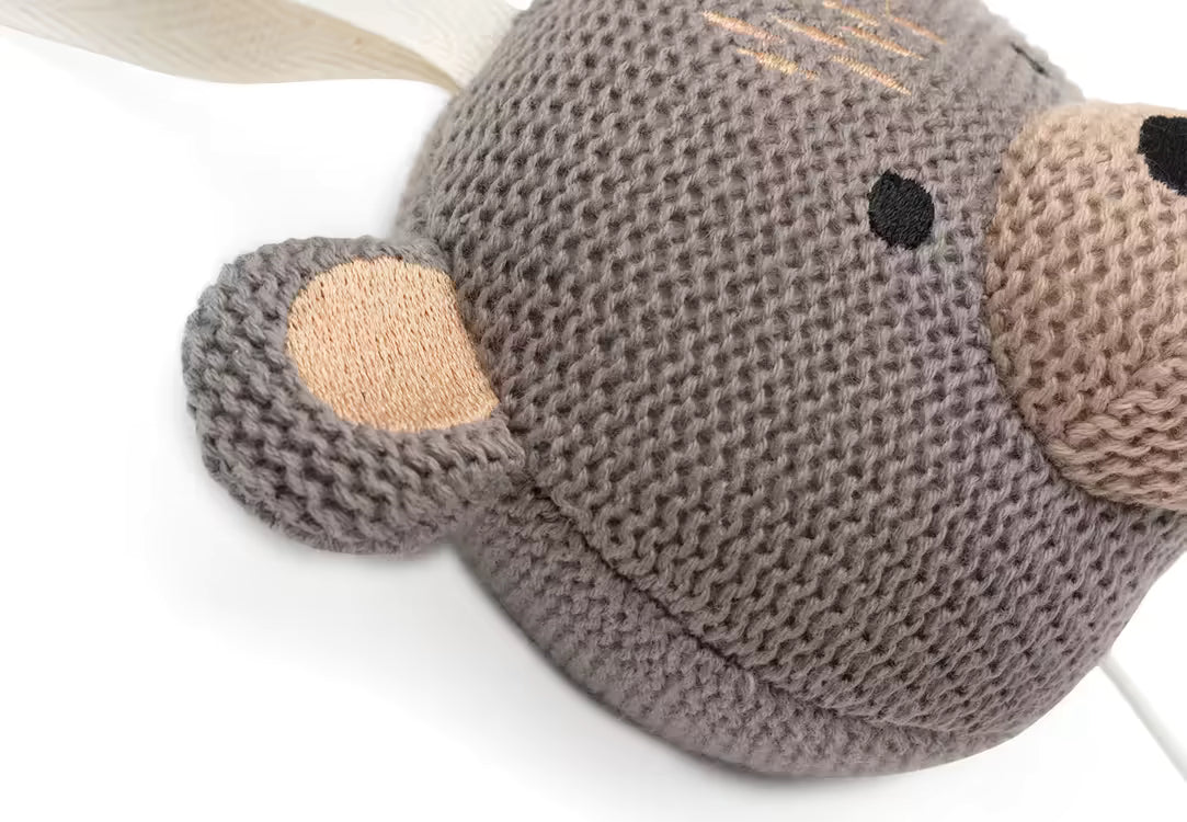 Detailfoto van Jollein muziekdoosje bear met gebreide stof en borduurwerk, schattig baby speelgoed en kraamcadeau.