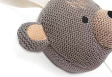 Detailfoto van Jollein muziekdoosje bear met gebreide stof en borduurwerk, schattig baby speelgoed en kraamcadeau.