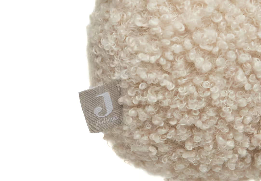Detailfoto van het Jollein muziekdoosje Teddy bear in naturel, met zacht bouclé materiaal en zichtbaar Jollein label.