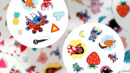 Detailfoto van Dobble Stitch speelkaarten met iconen zoals Lilo, Stitch en fruit, cognitief en motorisch spel voor kinderen.