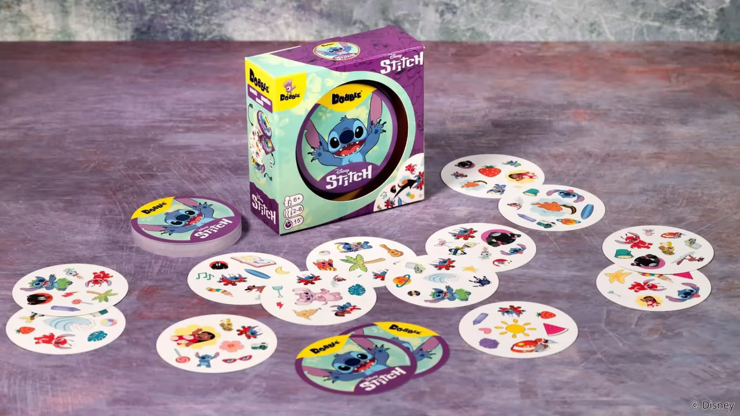 Dobble Stitch doos met meerdere uitgespreide speelkaarten vol symbolen, kaartspel en reactiespel voor kinderen vanaf 6 jaar.