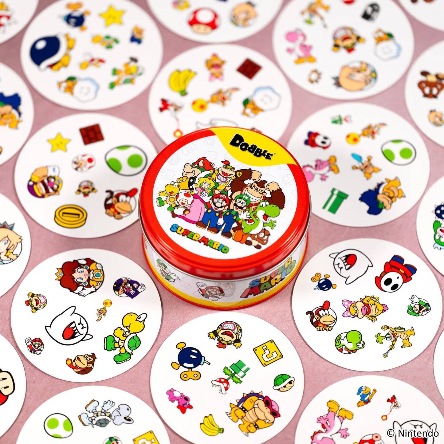 Metalen Dobble Super Mario blik met Mario, Luigi, Donkey Kong en Yoshi op de deksel, compact kaartspel en zoekspel voor thuis of onderweg.