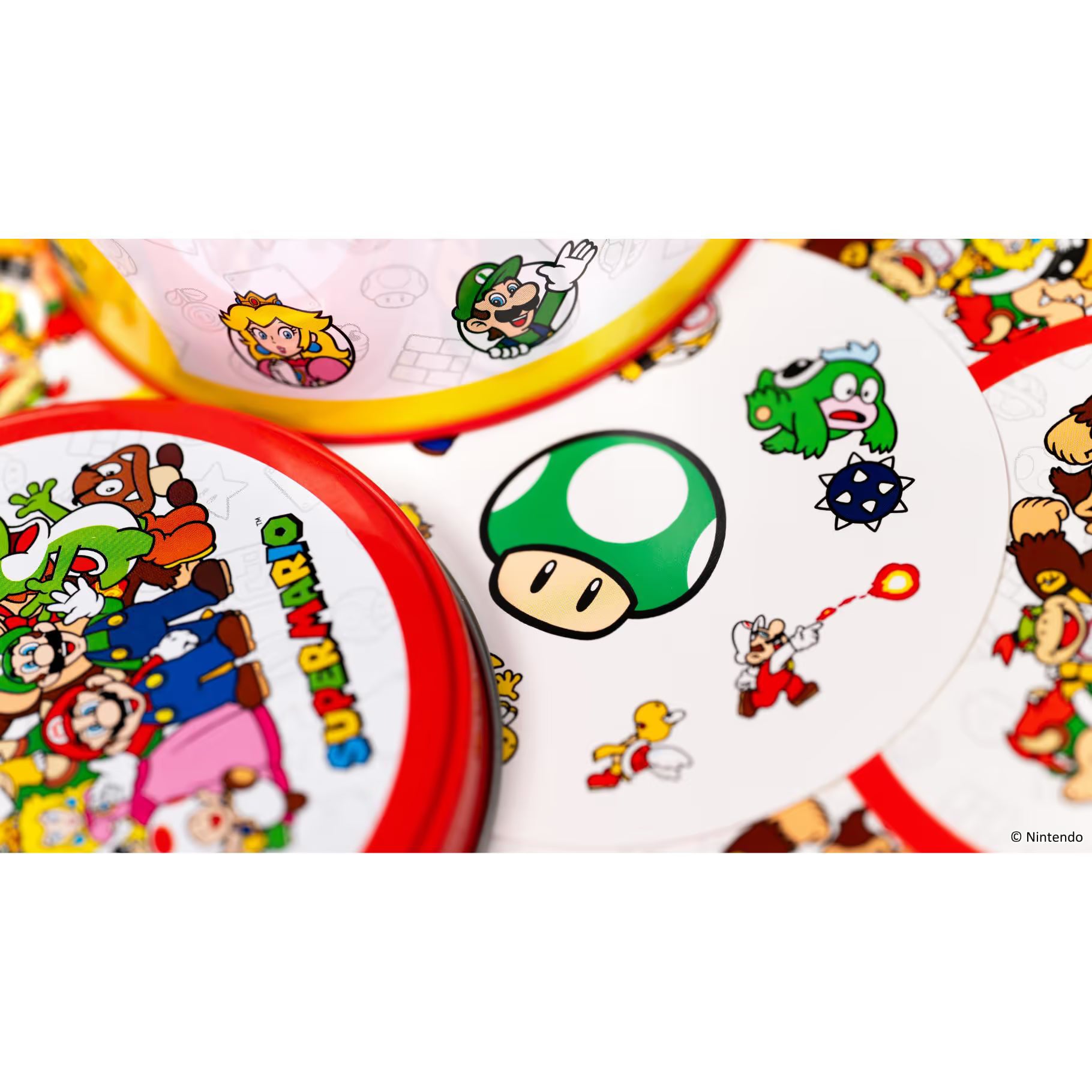 Detailfoto van Dobble Super Mario kaart met groene 1-Up paddenstoel en Mario figuren, leuk reactiespel en kaartspel voor kinderen.