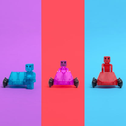 Drie magnetische Magna Tiles Dashers op bijpassende achtergronden stimuleren STEAM-leren en creativiteit.