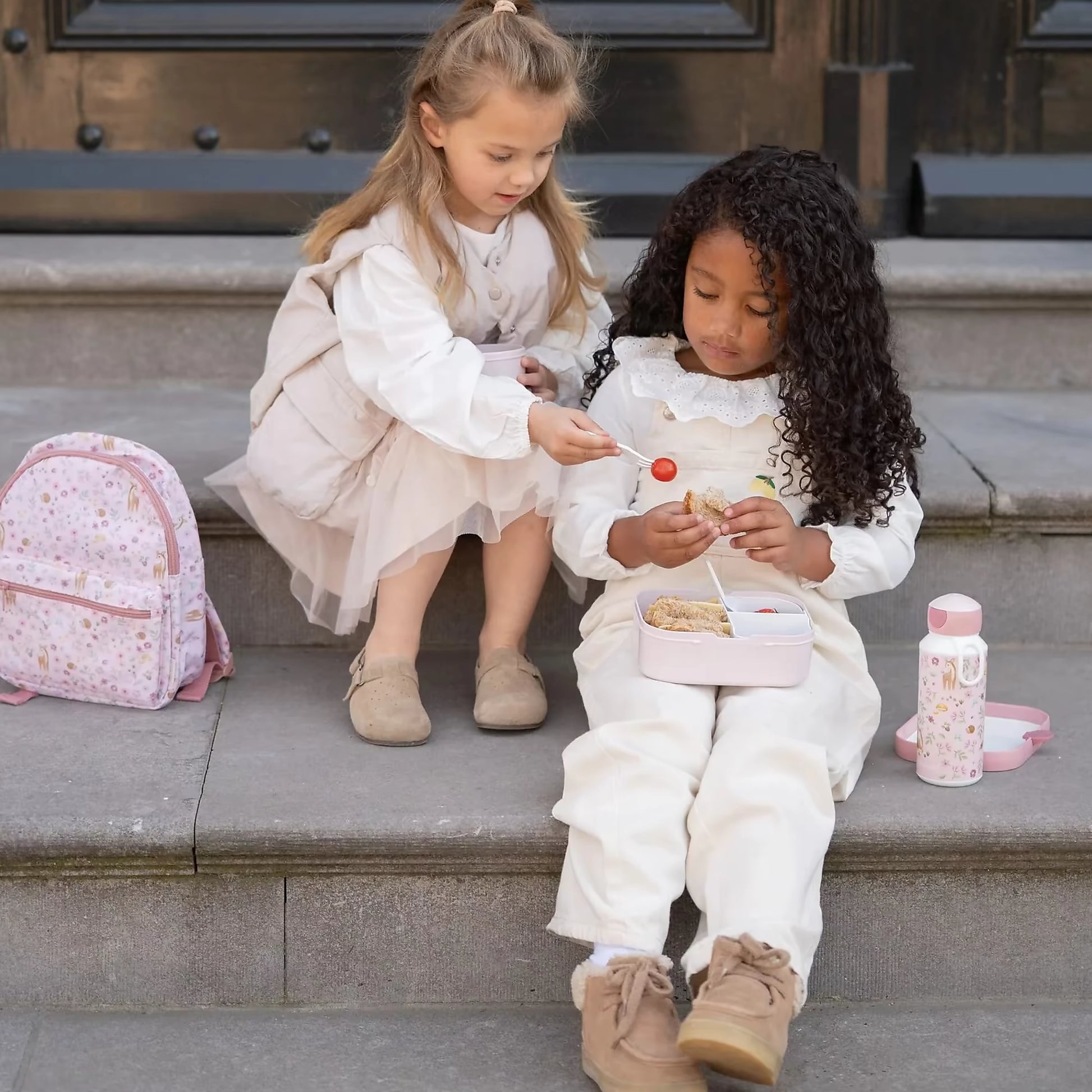 Kinderen picknicken met Little Dutch drinkfles Fairy Garden van Mepal, roze fles met hertjes en bloemen print.