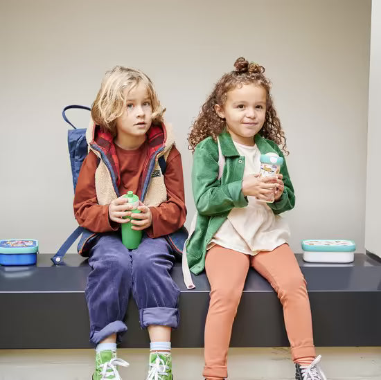 Twee kinderen met Mepal drinkflessen tijdens schoolpauze, ideaal voor peuters en kleuters.