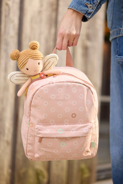 Flower rugzak Jollein met knuffel, roze kinderrugtas vastgehouden door kind voor back to school