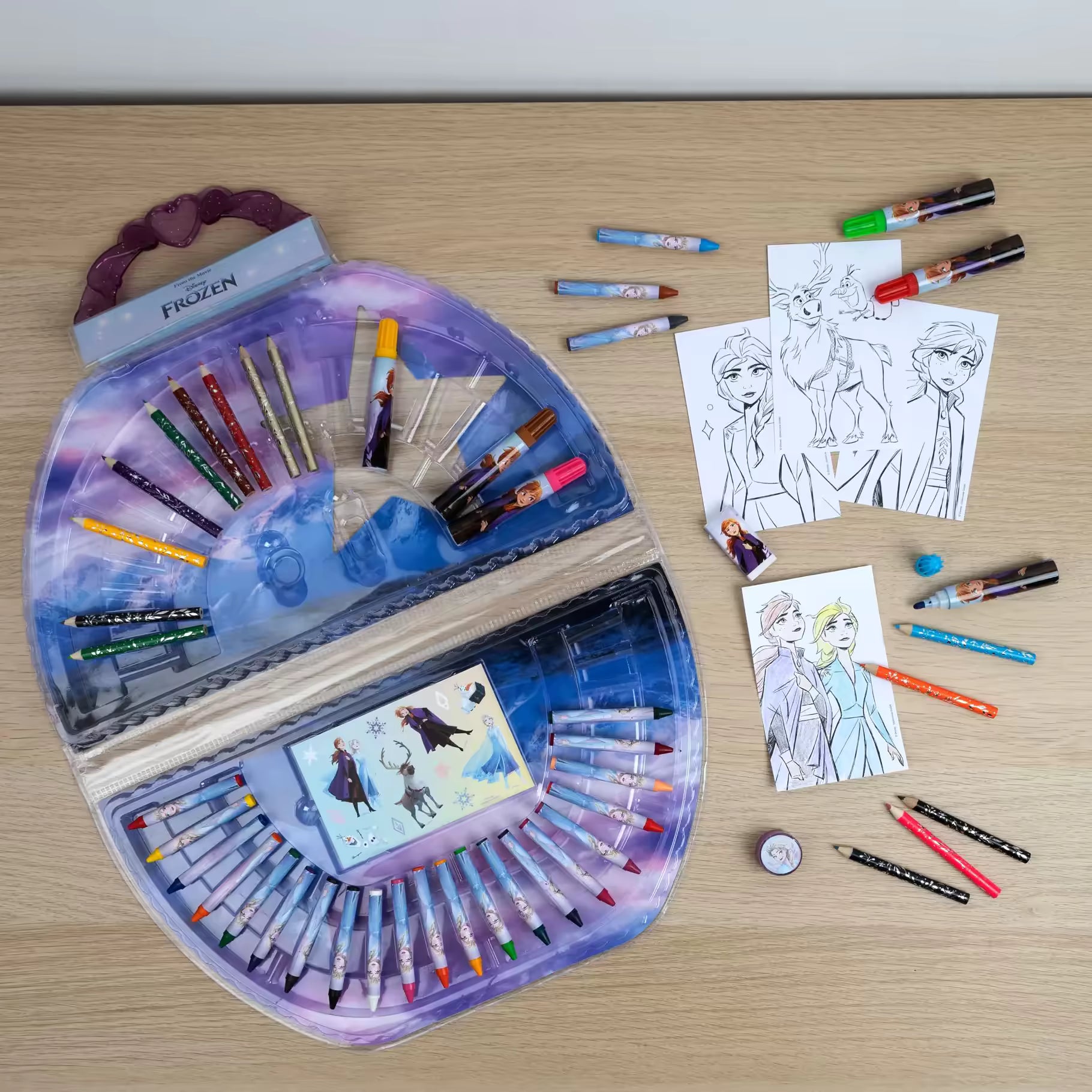 Bovenaanzicht van gebruikte Frozen stiften en kleurpotloden met kleurplaten, leuk voor peuters en kinderen.