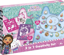 Voorkant verpakking Gabby’s Dollhouse 2 in 1 creatieve set met spraypennen en glitterarmbandjes voor kinderen.